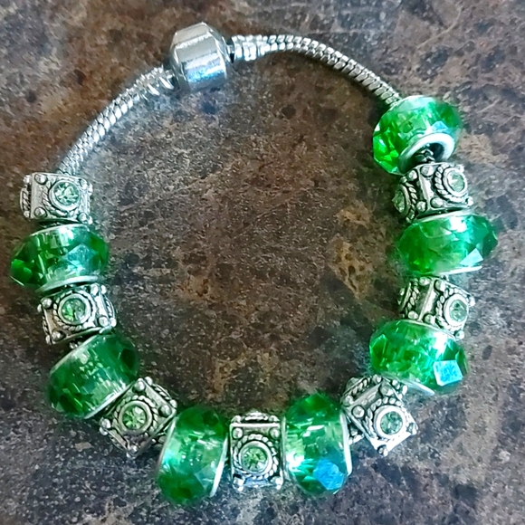 Green Gemstone Charm bracelet - Picture 2 of 4